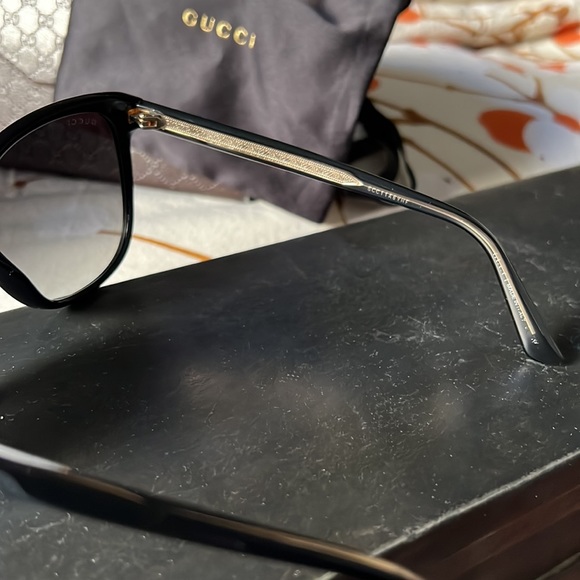 Gucci black sunglasses with gold logo - Picture 5 of 14